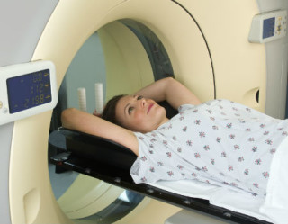 mulher fazendo uma ressonância magnética