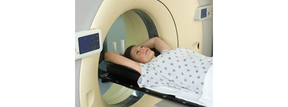 mulher fazendo uma ressonância magnética