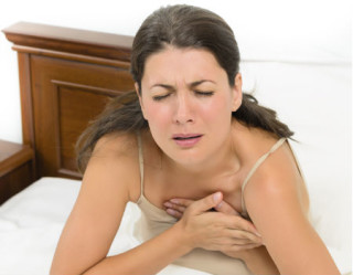 mulher sentindo dor no peito