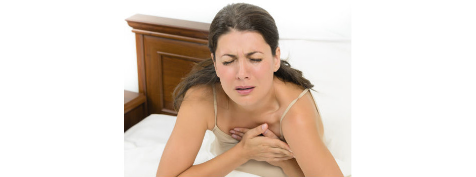 mulher sentindo dor no peito