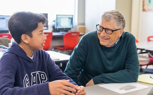 bill gates conversando com um menino