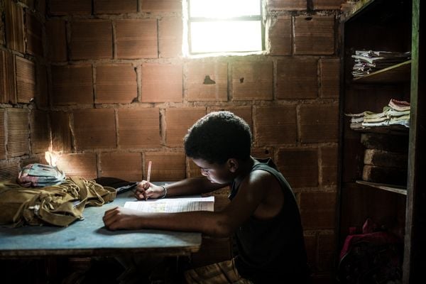 Criança estudando