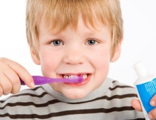 Como a fluorose ocorre na época de formação dos dentes, as manchas aparecem durante a infância