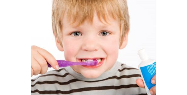 Como a fluorose ocorre na época de formação dos dentes, as manchas aparecem durante a infância