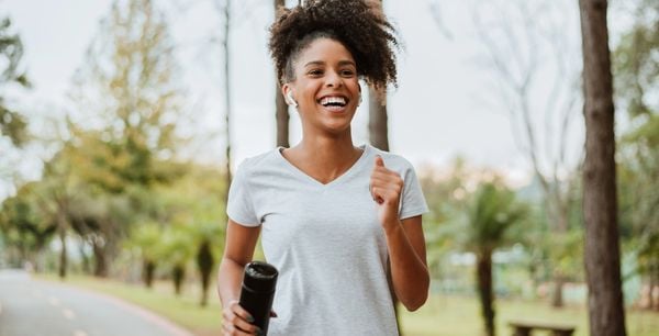 HZ, Treinar descalço é bom? Saiba os riscos do barefoot training, em alta  no TikTok