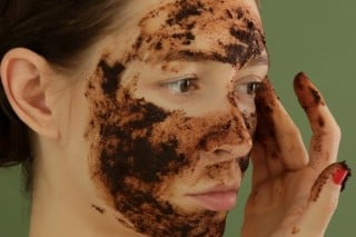 Esfoliação com café no rosto - Foto: triocean/Getty Images