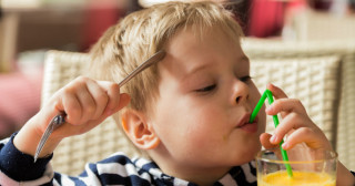Crianças não devem tomar suco em excesso, aponta pesquisa