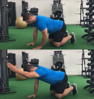 Mobilidade dos ombros. Foto: Studio Workout/YouTube/Reprodução