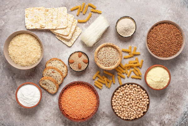 Seleção de alimentos sem glúten, como farinhas, grãos, pães e massas