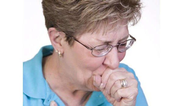 mulher tossindo