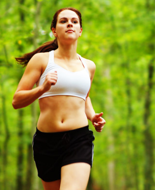 mulher correndo e usando um top - Foto Getty Images