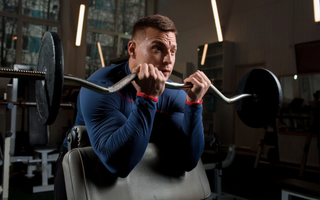 Homem praticando musculação