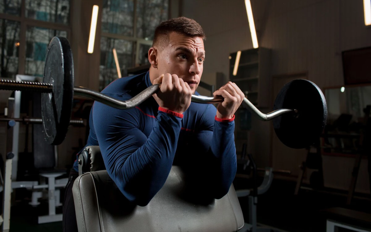 Homem praticando musculação