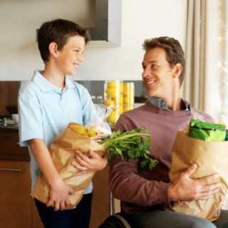 pai e filho cozinham - foto: getty images