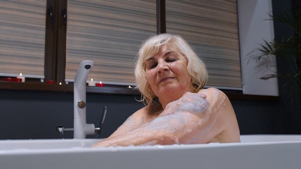 Mulher idosa tomando banho de banheira
