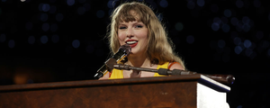 Taylor Swift performando durante o "Taylor Swift | The Eras Tour" no National Stadium  na Singapura..