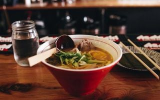 um prato de sopa japonesa