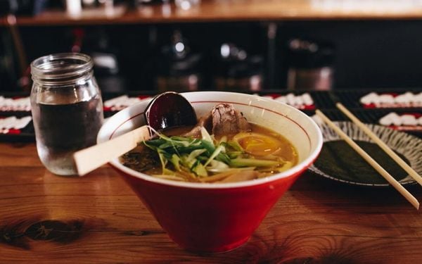 um prato de sopa japonesa