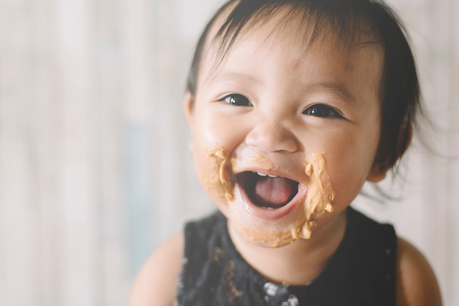 bebê com comida no rosto