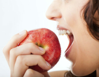 Maçã e outras frutas parecem limpar os dentes, mas não são eficazes