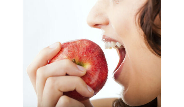 Maçã e outras frutas parecem limpar os dentes, mas não são eficazes