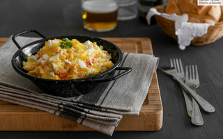 Prato com salada russa feita com ovos e vegetais