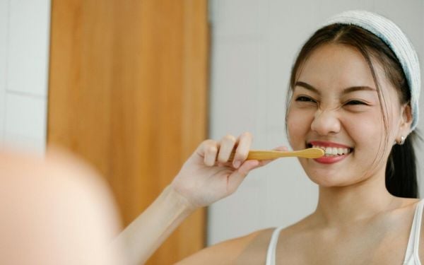 mulher escovando os dentes