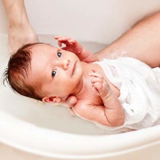 Bebê na hora do banho - Getty Images