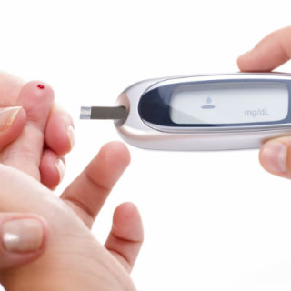 Pessoa medindo os níveis de glicose no sangue - Foto: Getty Images