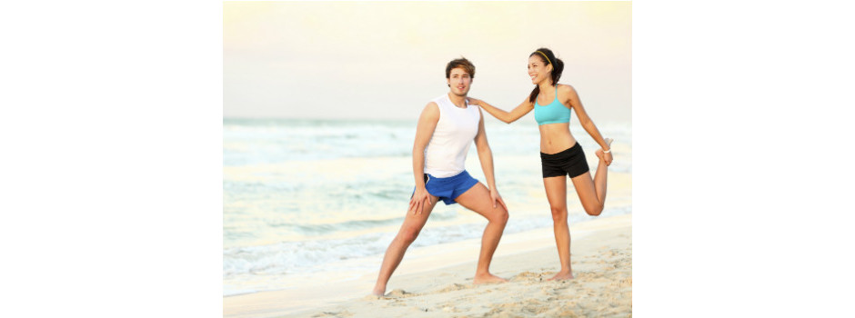 Casal praticando exercícios do verão na praia 