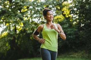 Mulher caminhando no parque pela manhã