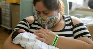 Mãe vê filha três semanas pós-parto após coma por COVID-19. Foto: Daily Mail