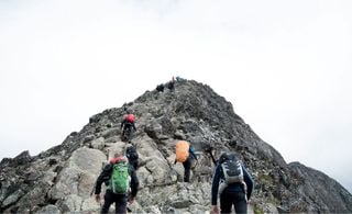 Escaladores subindo uma montanha