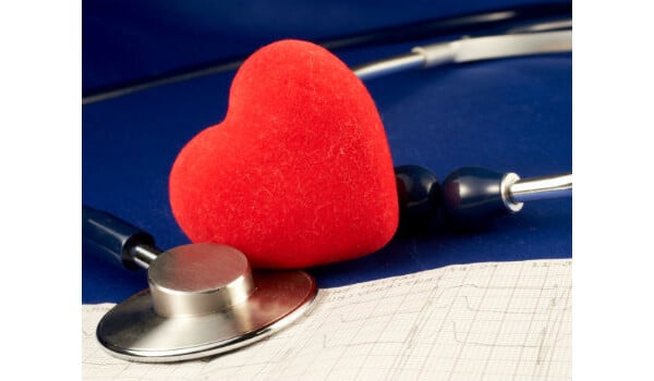 Coração, estetoscópio e eletrocardiograma