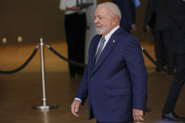 Presidente Lula em um terno azul