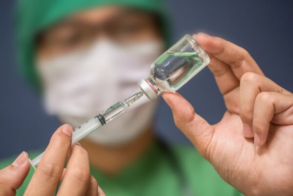 Médico segura seringa com vacina