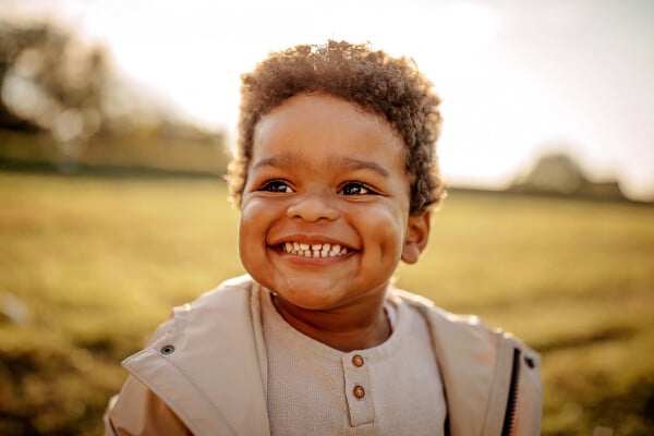 bebê menino sorridente em um campo