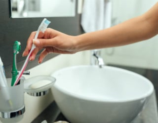 8 erros na hora de conservar e guardar a escova de dentes
