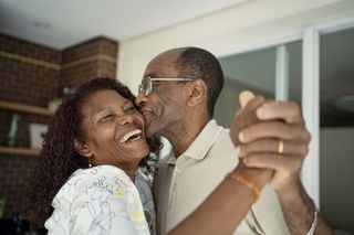 Casal de idosos sorridentes e apaxonados