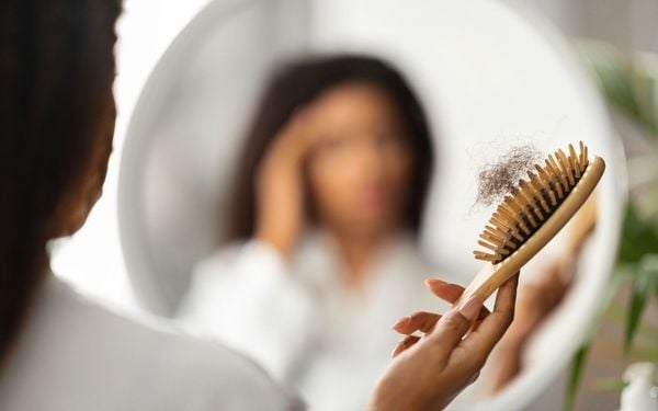 mulher com queda de cabelo