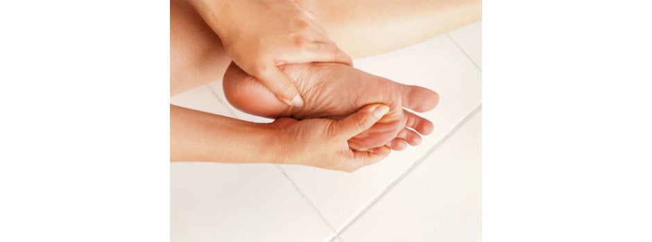 Aconselha-se realizar a hidratação dos pés após o banho, quando os poros ainda estão dilatados 