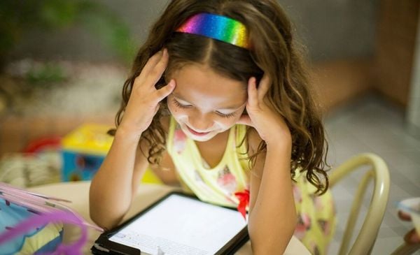 Menina mexendo em um tablet