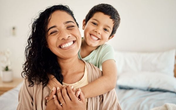 mãe e filho olhando para foto