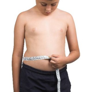 Criança medindo sua barriga