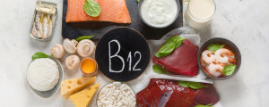 Alimentos ricos em Vitamina B12 em cima de uma mesa