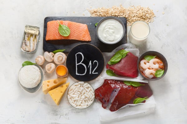 Alimentos ricos em Vitamina B12 em cima de uma mesa