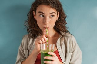 mulher bebendo suco verde