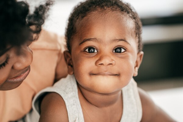 Criança negra sorrindo