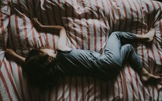 criança dormindo na cama