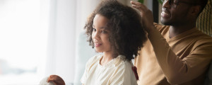 Como cuidar do cabelo cacheado da sua filha